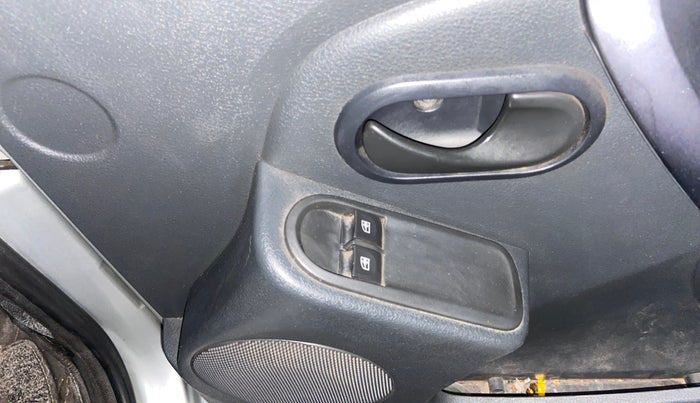 2015 Renault Duster 85 PS RXE DIESEL, Diesel, Manual, 1,18,770 km, Driver Side Door Panels Control