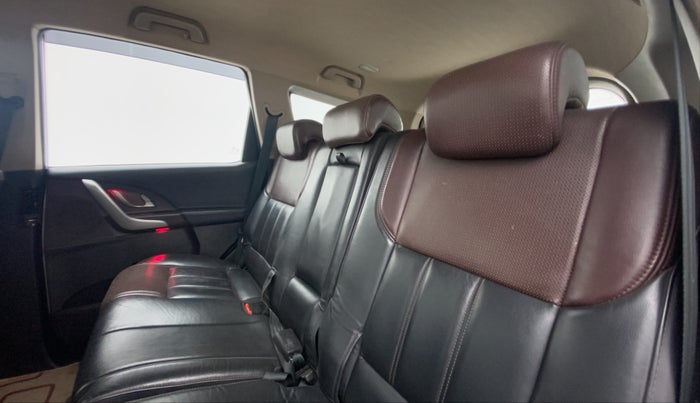 2013 Mahindra XUV500 W8 FWD, Diesel, Manual, 74,946 km, Right Side Rear Door Cabin