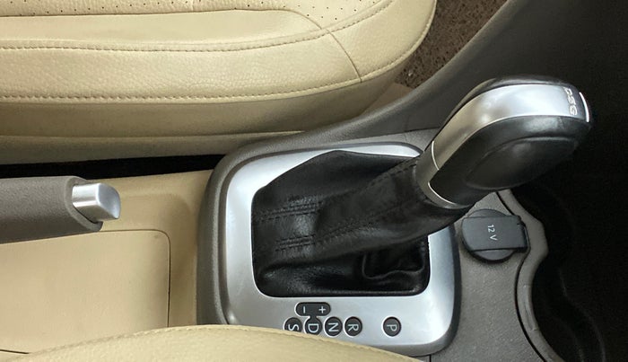 2016 Volkswagen Vento HIGHLINE TDI AT, Diesel, Automatic, 78,659 km, Gear Lever