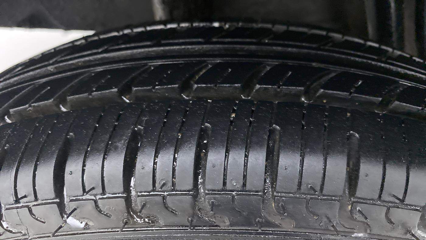 2018 Renault Kwid 1.0 RXT Opt, Petrol, Manual, 17,371 km, Right Rear Tyre Tread