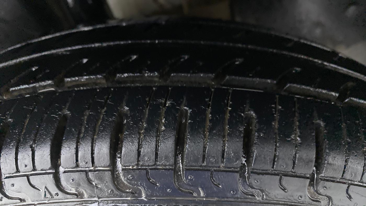 2018 Renault Kwid 1.0 RXT Opt, Petrol, Manual, 17,371 km, Right Front Tyre Tread