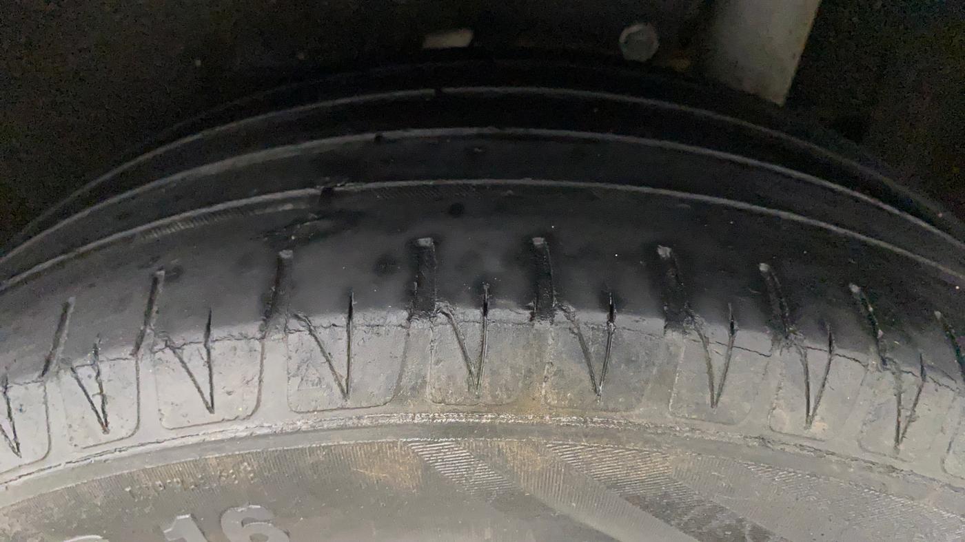 2016 Maruti Vitara Brezza ZDI PLUS, Diesel, Manual, 70,073 km, Left Rear Tyre Tread
