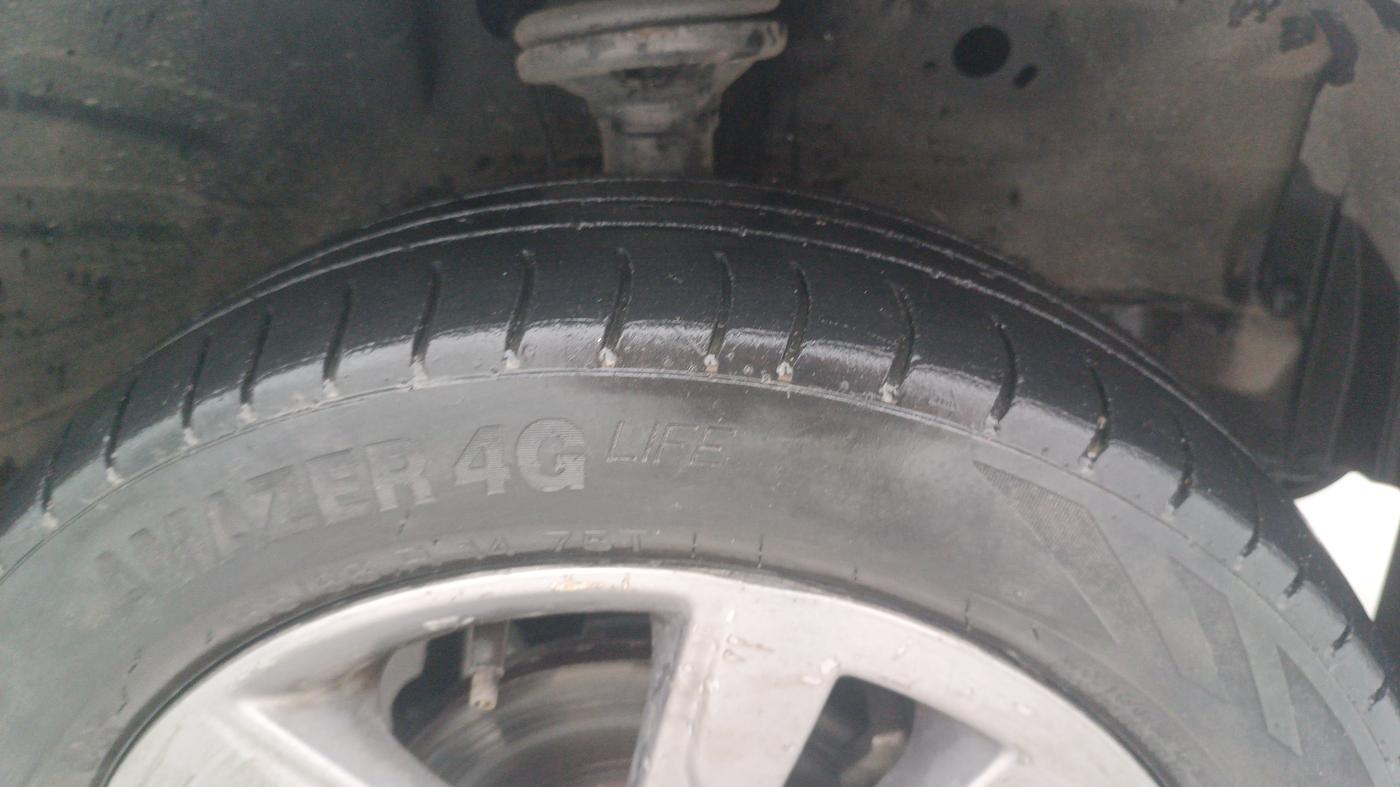 2015 Maruti Wagon R 1.0 VXI, Petrol, Manual, 1,31,002 km, Right Front Tyre Tread
