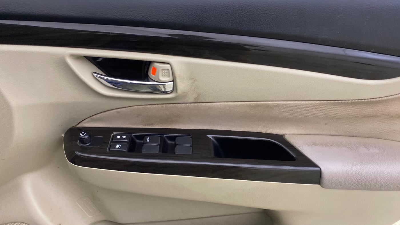2017 Maruti Ciaz DELTA 1.4 MT PETROL, Petrol, Manual, 73,958 km, Driver Side Door Panels Control