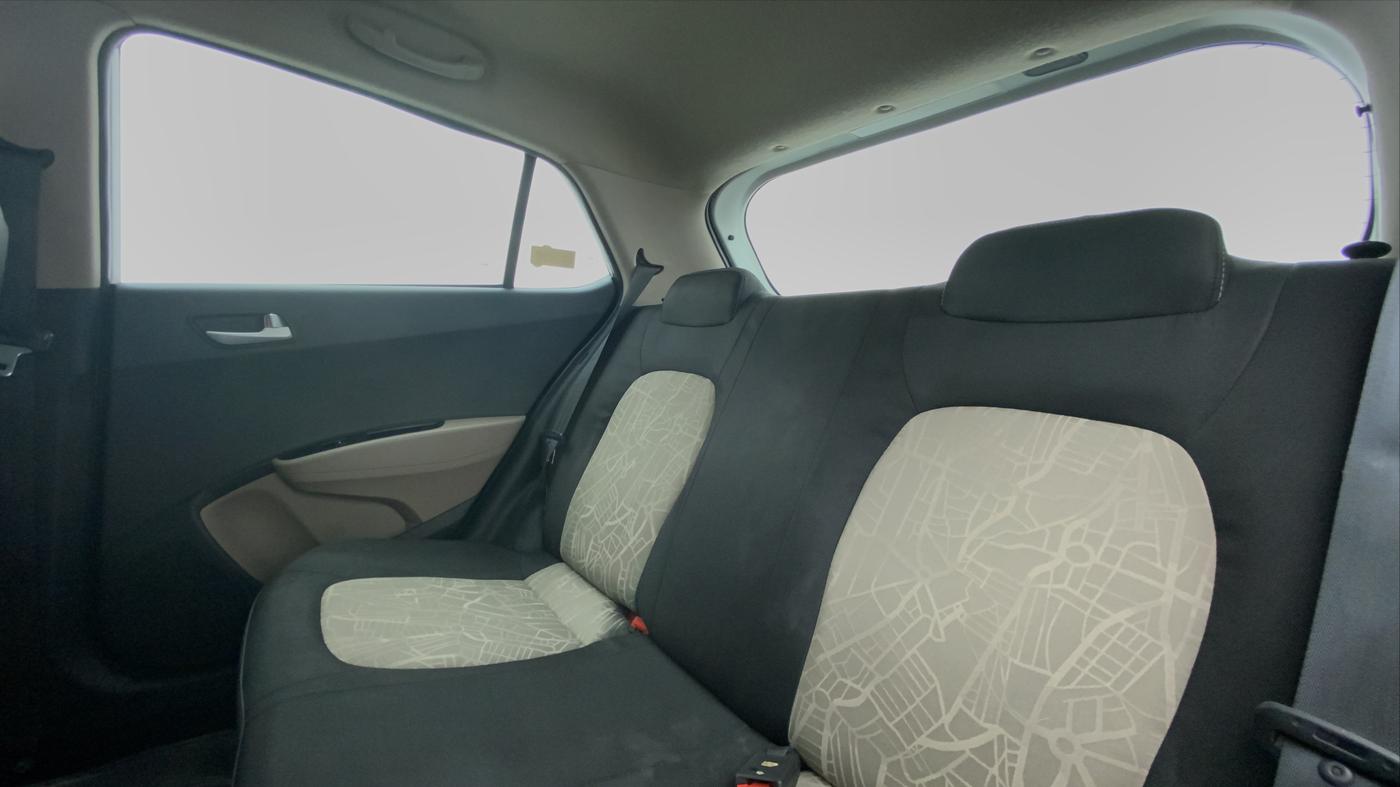 2017 Hyundai Grand i10 Sportz(O) 1.2 MT, Petrol, Manual, 1,00,951 km, Right Side Door Cabin View