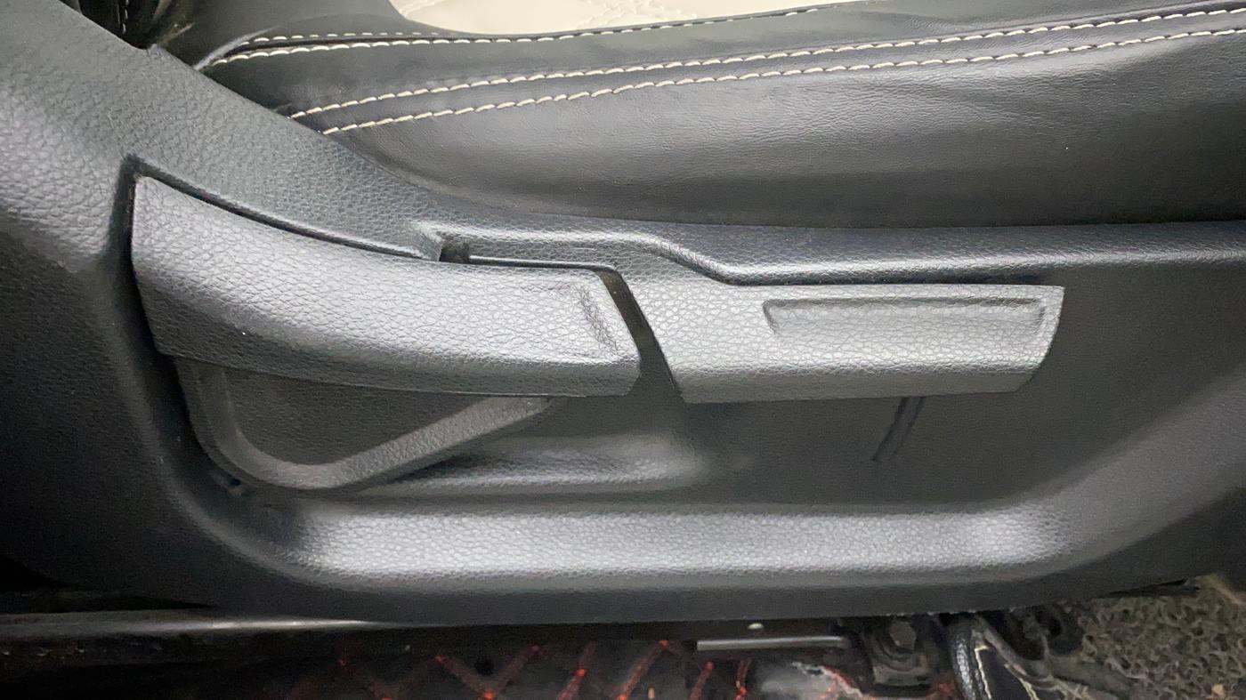 2022 KIA SONET HTX 1.0 IMT, CNG, Manual, 30,117 km, Driver Side Adjustment Panel