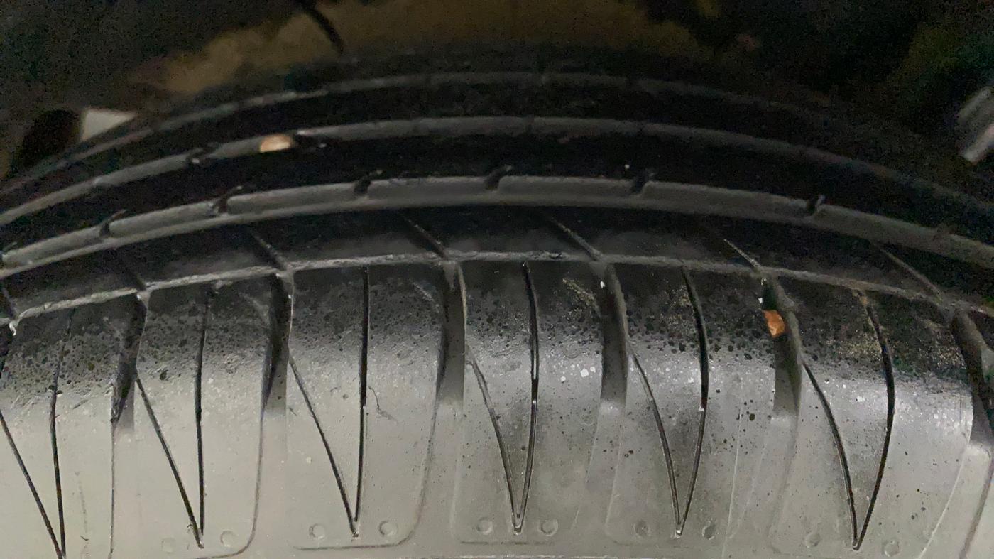 2022 KIA SONET HTX 1.0 IMT, CNG, Manual, 30,117 km, Left Rear Tyre Tread