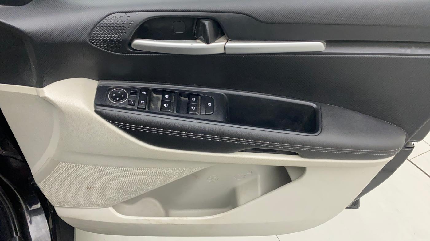 2022 KIA SONET HTX 1.0 IMT, CNG, Manual, 30,117 km, Driver Side Door Panels Control