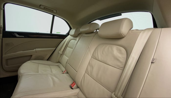 2012 Skoda Superb ELEGANCE 1.8 TSI AT, Petrol, Automatic, 49,890 km, Right Side Rear Door Cabin