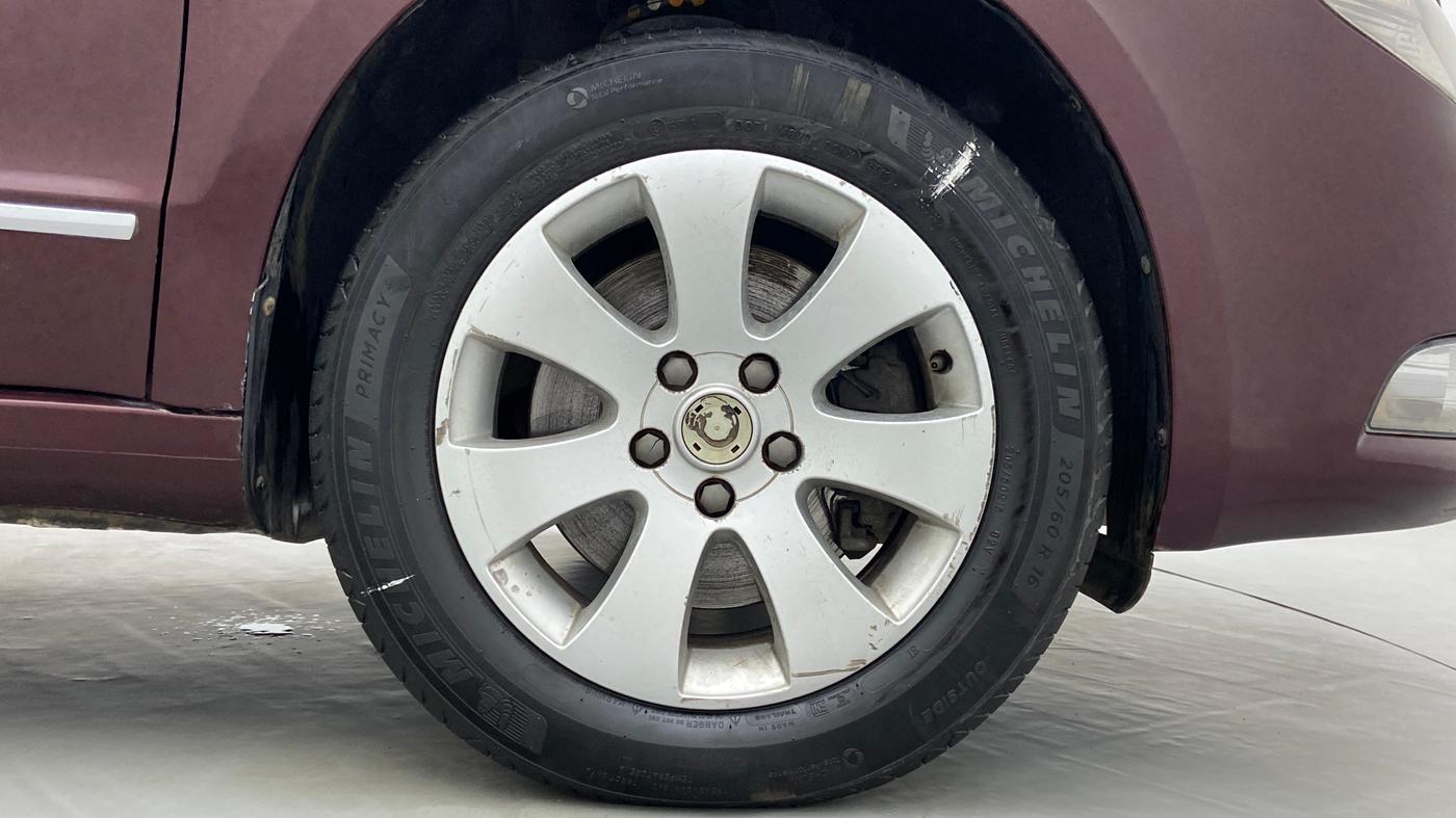 2012 Skoda Superb ELEGANCE 1.8 TSI AT, Petrol, Automatic, 49,890 km, Right Front Wheel
