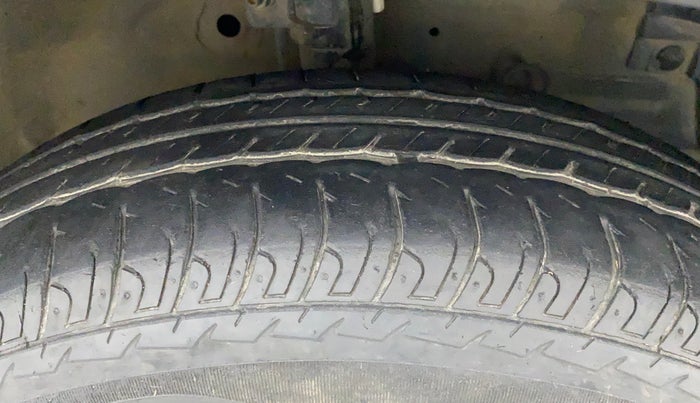 2013 Maruti Swift VDI, Diesel, Manual, 1,09,007 km, Right front tyre - Tyre dimensions are different from each other