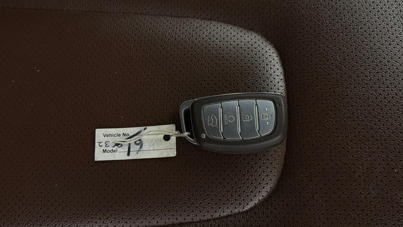 2022 Hyundai ALCAZAR PLATINUM(O) 6STR 1.5 AT, Diesel, Automatic, 1,15,752 km, Key Close Up