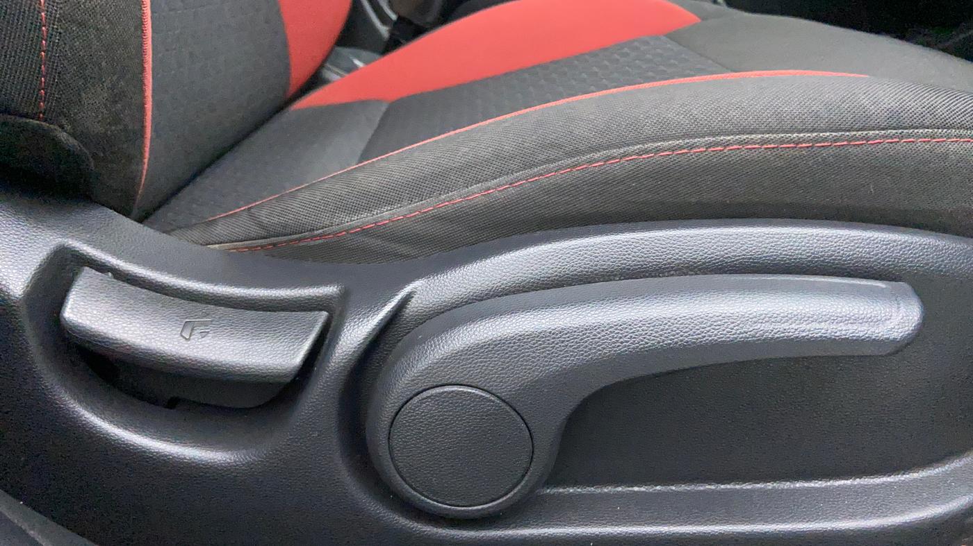 2018 Hyundai i20 Active 1.2 SX, Petrol, Manual, 18,304 km, Driver Side Adjustment Panel