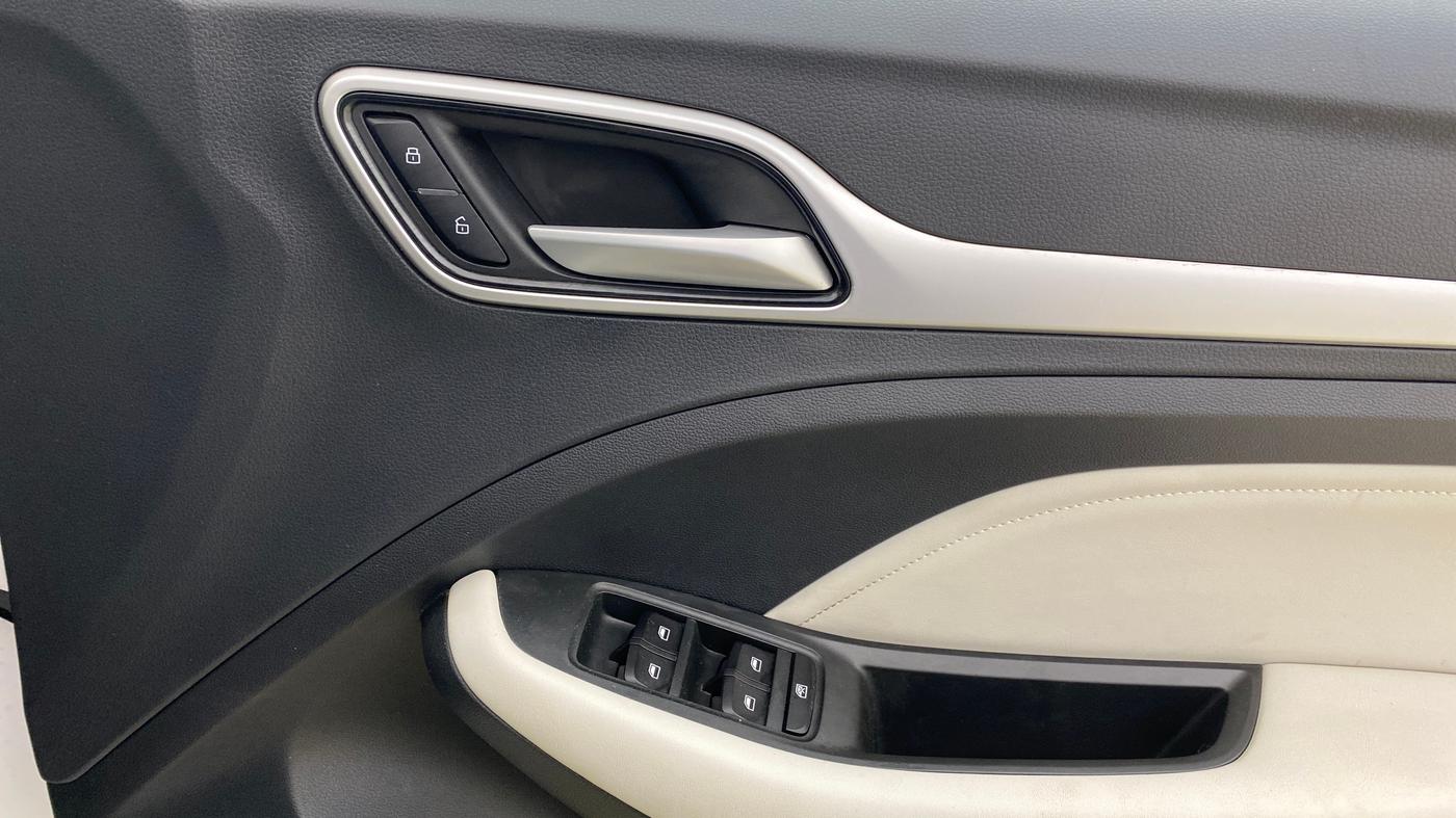 2024 MG ASTOR Sprint 1.5 MT (Ivory), Petrol, Manual, 5,466 km, Driver Side Door Panels Control