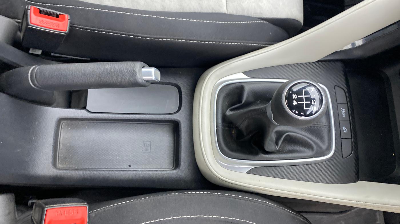 2024 MG ASTOR Sprint 1.5 MT (Ivory), Petrol, Manual, 5,466 km, Gear Lever