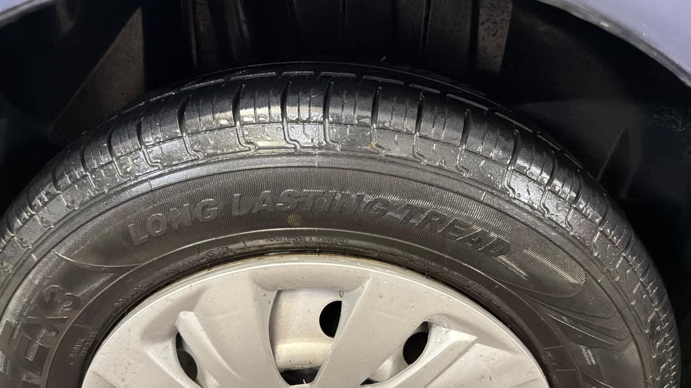 2017 Maruti Dzire LXI, CNG, Manual, 94,050 km, Right Rear Tyre Tread