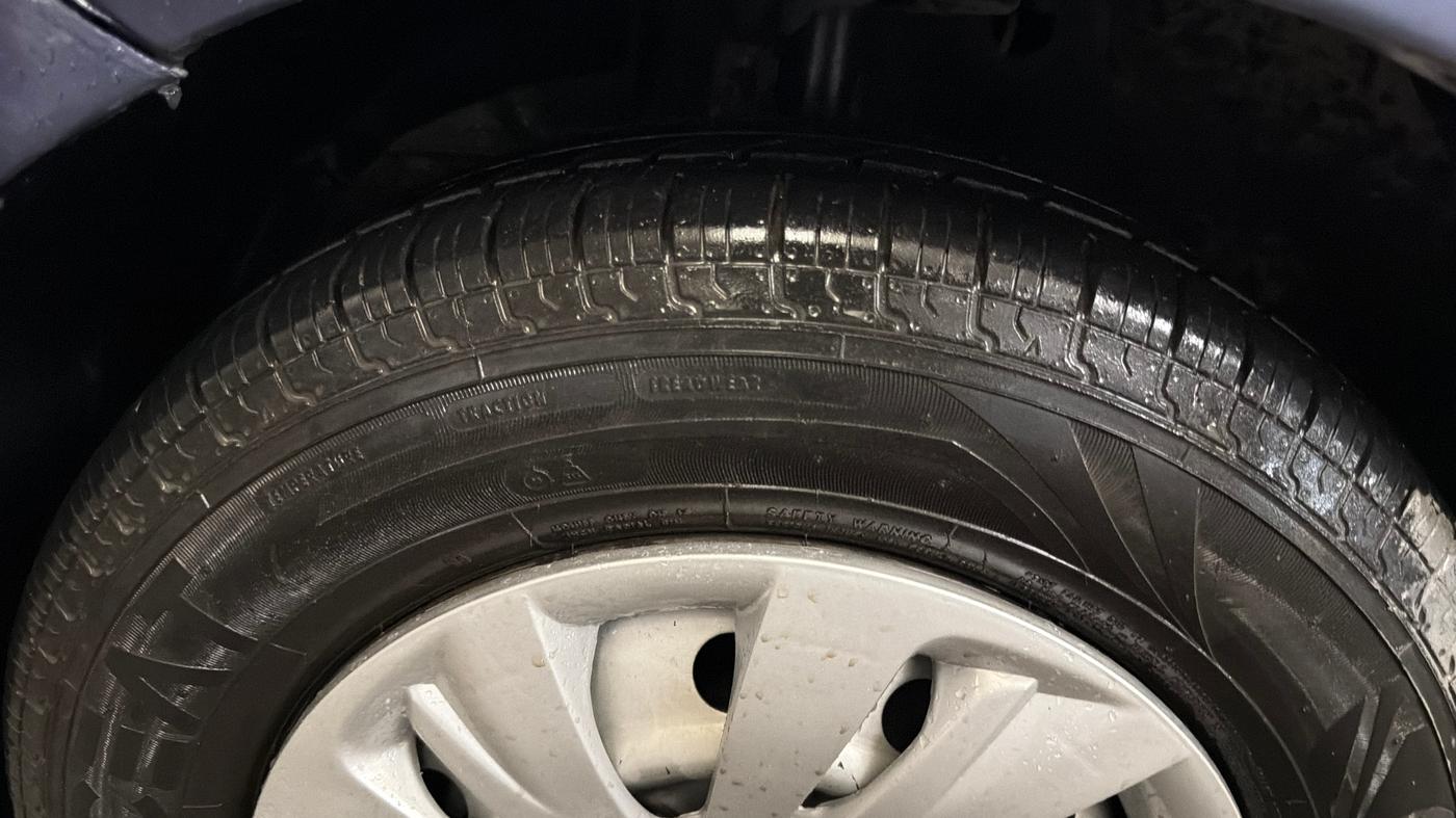 2017 Maruti Dzire LXI, CNG, Manual, 94,050 km, Left Front Tyre Tread
