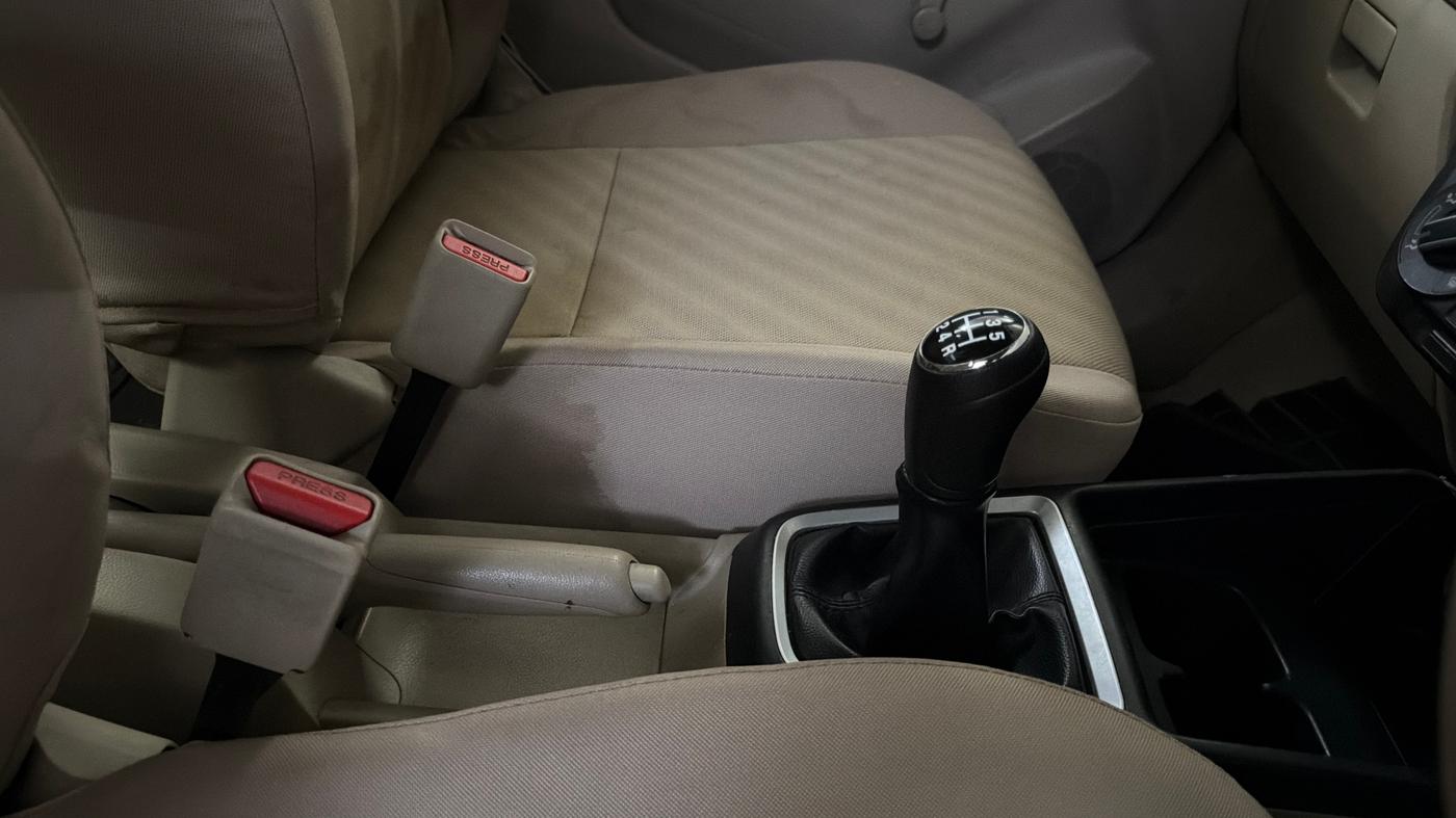 2017 Maruti Dzire LXI, CNG, Manual, 94,050 km, Gear Lever