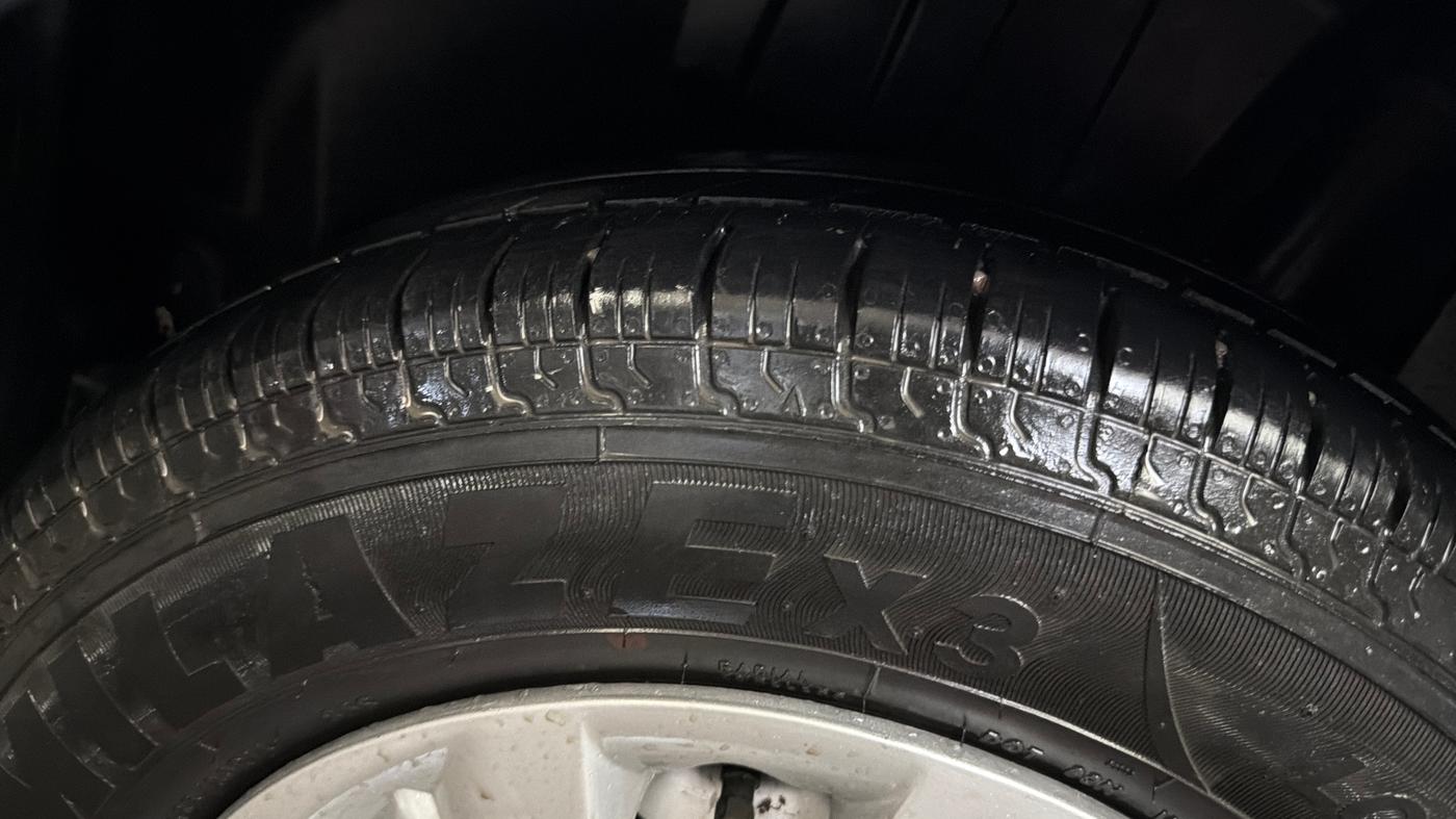 2017 Maruti Dzire LXI, CNG, Manual, 94,050 km, Left Rear Tyre Tread