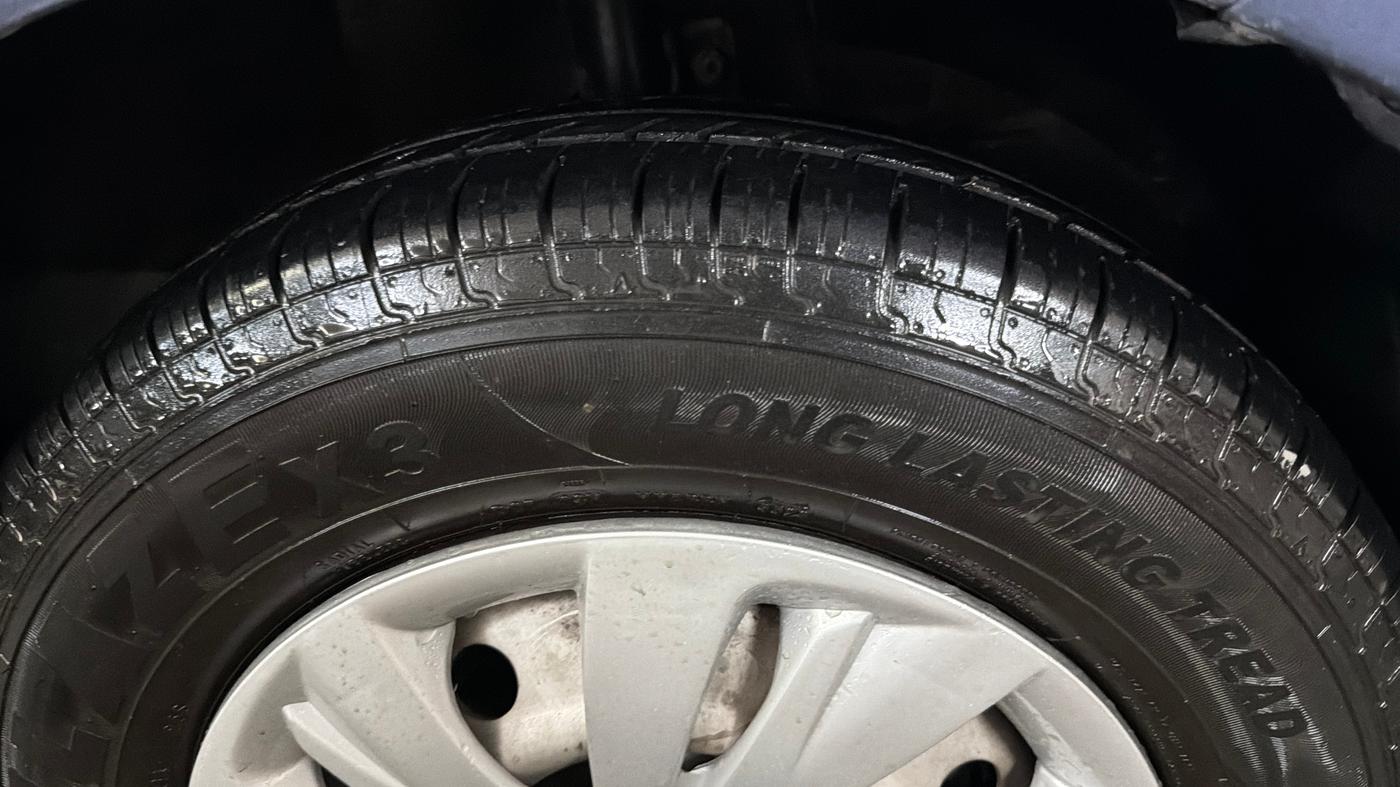 2017 Maruti Dzire LXI, CNG, Manual, 94,050 km, Right Front Tyre Tread