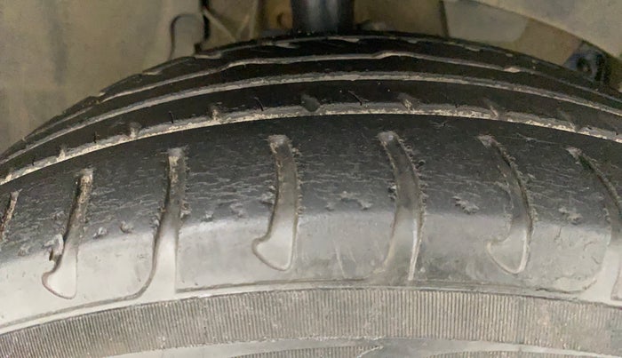 2017 Renault Duster RXL PETROL, Petrol, Manual, 40,386 km, Right Front Tyre Tread