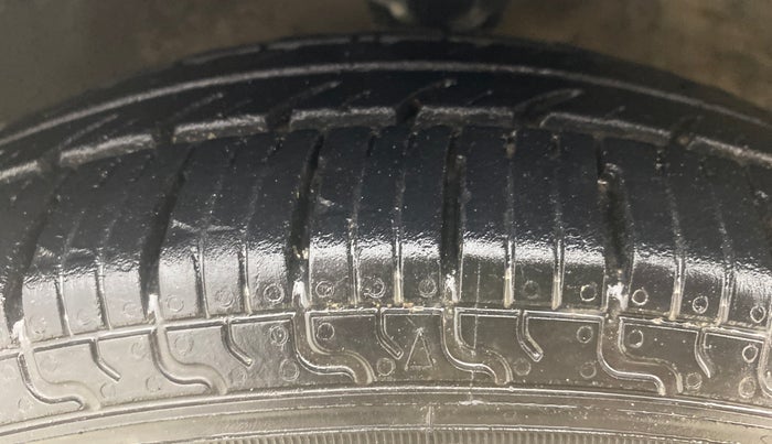 2016 Hyundai Eon MAGNA +, Petrol, Manual, 69,870 km, Left Front Tyre Tread