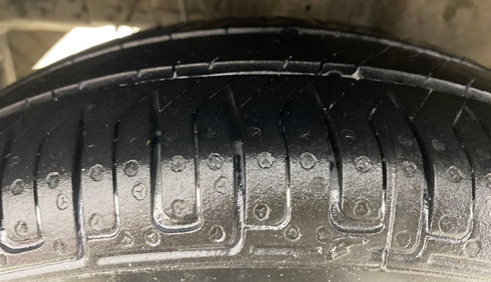2016 Hyundai Eon MAGNA +, Petrol, Manual, 69,870 km, Right Rear Tyre Tread