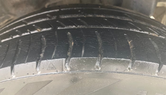 2016 Hyundai Eon MAGNA +, Petrol, Manual, 69,870 km, Left Rear Tyre Tread