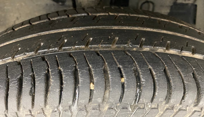 2014 Maruti Swift VXI D, Petrol, Manual, 36,016 km, Right Front Tyre Tread