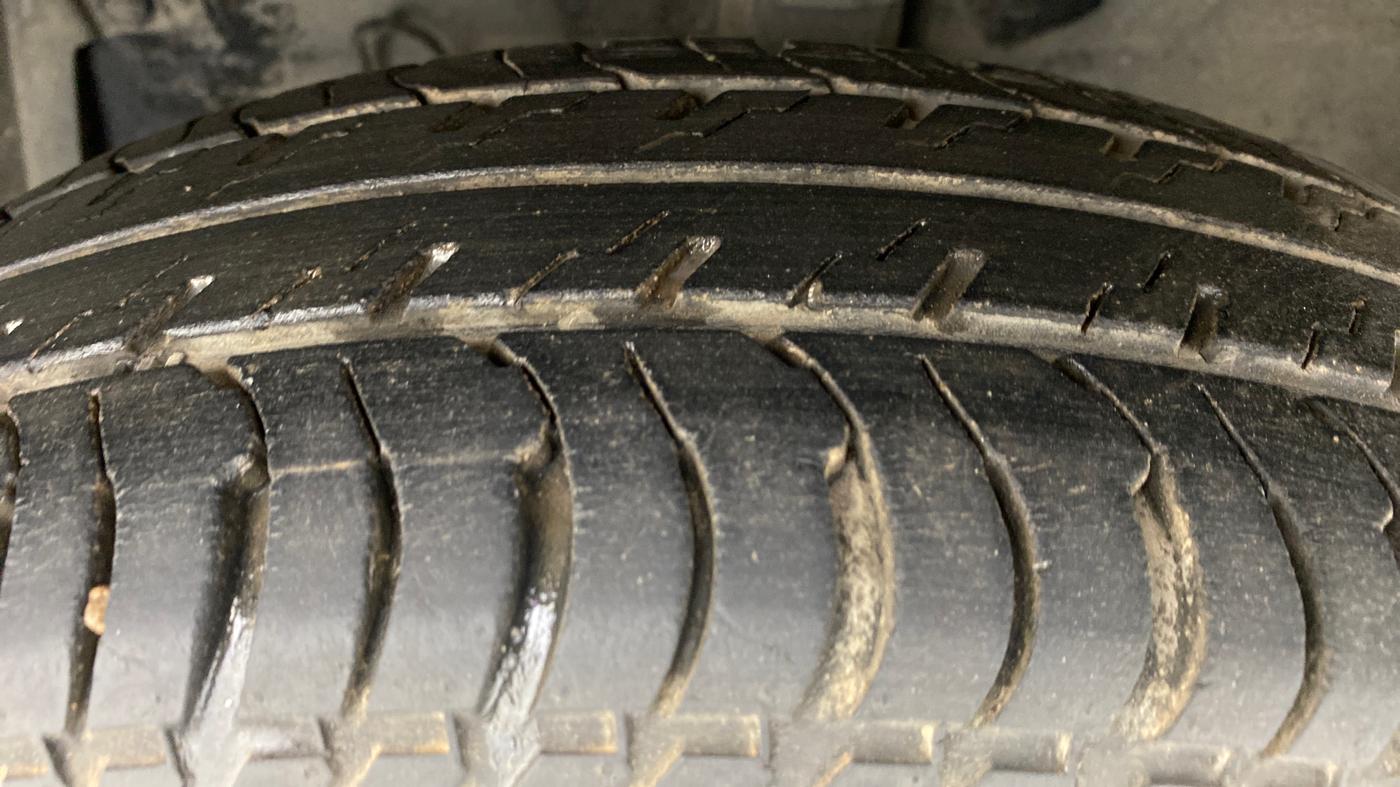 2014 Maruti Swift VXI D, Petrol, Manual, 36,016 km, Left Front Tyre Tread