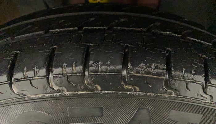 2015 Renault Kwid RXL, Petrol, Manual, 62,926 km, Right Front Tyre Tread