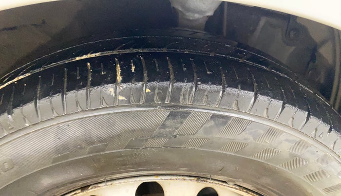 2015 Hyundai Eon ERA +, CNG, Manual, 98,719 km, Right Front Tyre Tread