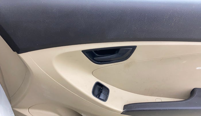2015 Hyundai Eon ERA +, CNG, Manual, 98,719 km, Driver Side Door Panels Control