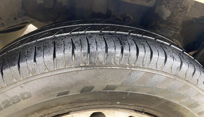 2015 Hyundai Eon ERA +, CNG, Manual, 98,719 km, Left Rear Tyre Tread