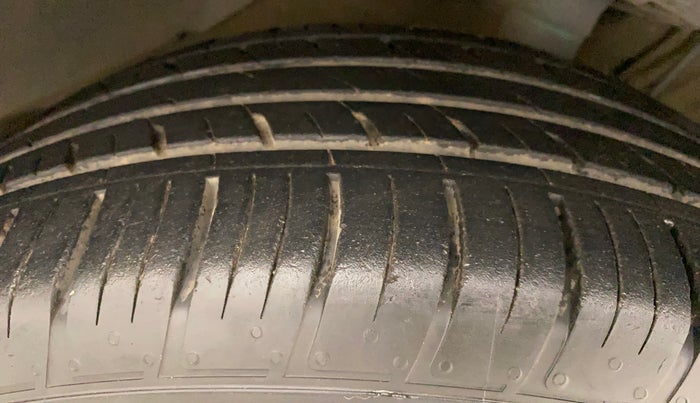 2016 Maruti Vitara Brezza ZDI, Diesel, Manual, 56,119 km, Right Front Tyre Tread