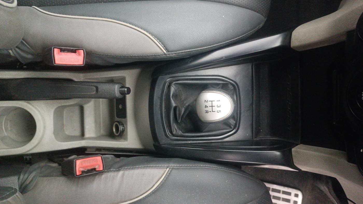 2015 Ford Ecosport AMBIENTE 1.5L DIESEL, Diesel, Manual, 1,31,793 km, Gear Lever
