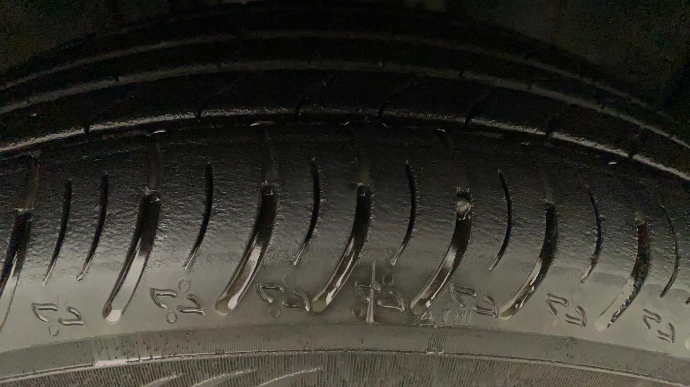 2022 Nissan MAGNITE XV PREMIUM TURBO CVT, Petrol, Automatic, 3,955 km, Right Front Tyre Tread
