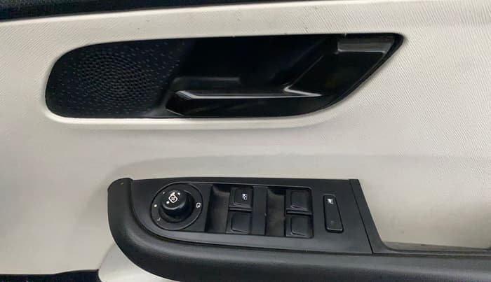 2022 Tata ALTROZ XM PLUS DIESEL, Diesel, Manual, 16,578 km, Driver Side Door Panels Control