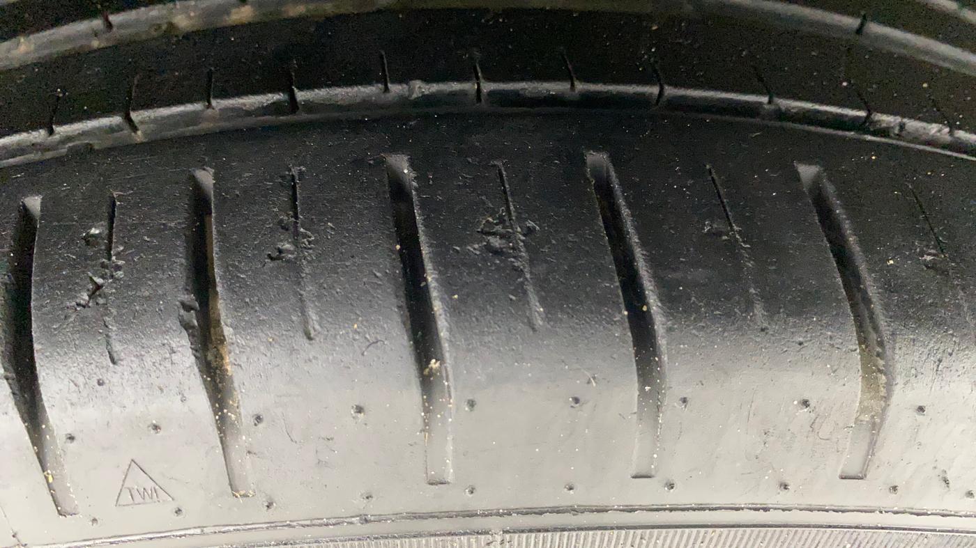 2015 Maruti Ciaz ZXI+, Petrol, Manual, 77,248 km, Right Front Tyre Tread