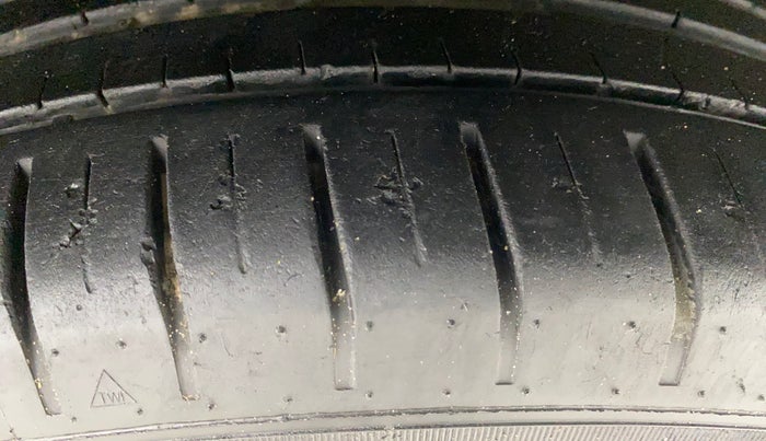 2015 Maruti Ciaz ZXI+, Petrol, Manual, 77,248 km, Right Front Tyre Tread
