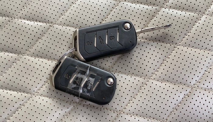 2021 Mahindra XUV700 AX 3 P AT 5 STR, Petrol, Automatic, 65,053 km, Key Close Up