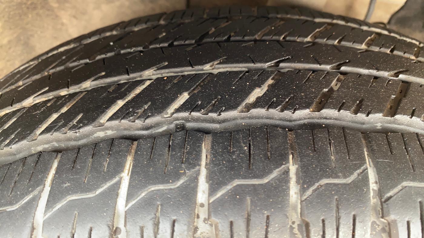 2021 Mahindra XUV700 AX 3 P AT 5 STR, Petrol, Automatic, 64,972 km, Left Front Tyre Tread