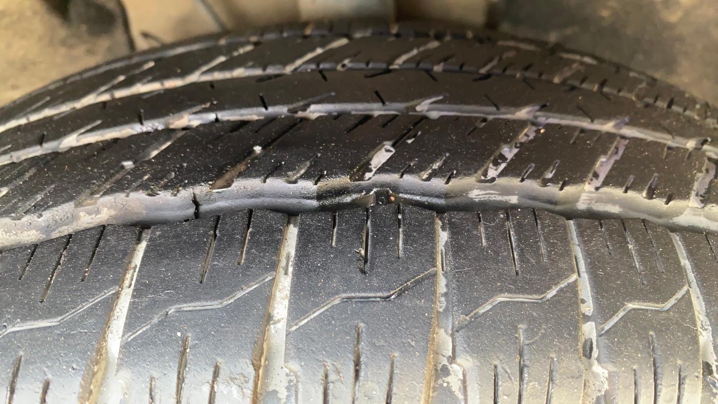 2021 Mahindra XUV700 AX 3 P AT 5 STR, Petrol, Automatic, 64,972 km, Right Front Tyre Tread