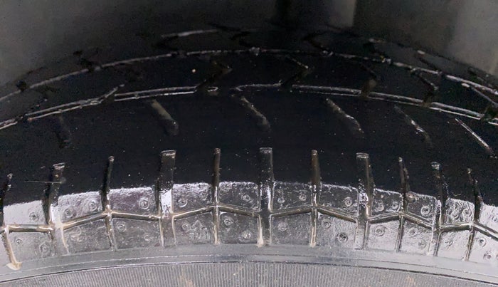 2011 Maruti Swift VXI D, Petrol, Manual, 82,068 km, Left Rear Tyre Tread
