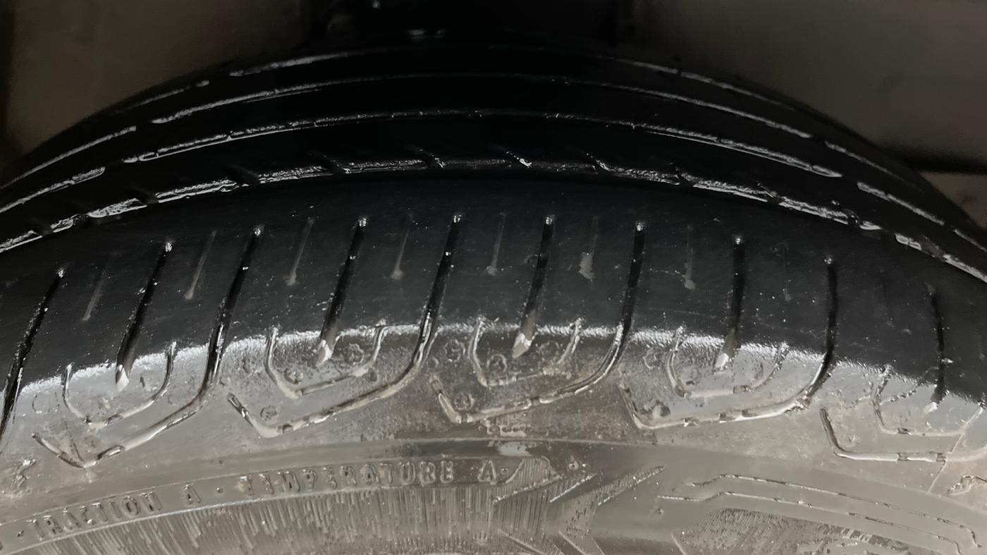 2014 Toyota Corolla Altis J PETROL, Petrol, Manual, 1,04,585 km, Right Front Tyre Tread