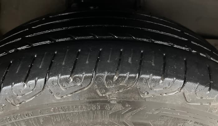 2014 Toyota Corolla Altis J PETROL, Petrol, Manual, 1,04,461 km, Right Front Tyre Tread