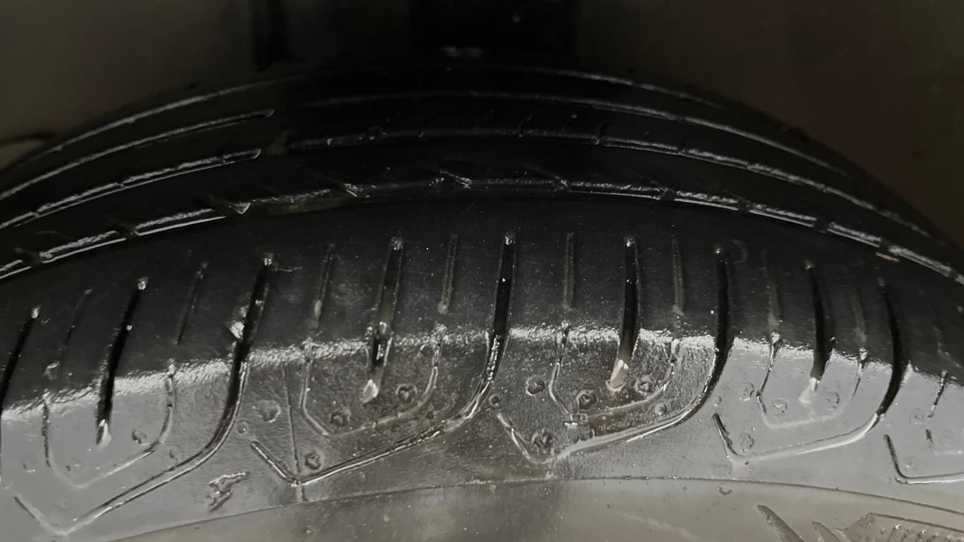 2014 Toyota Corolla Altis J PETROL, Petrol, Manual, 1,04,585 km, Left Front Tyre Tread