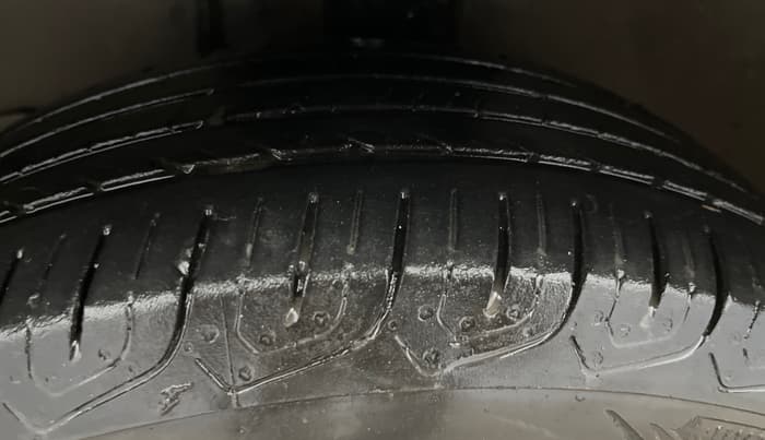 2014 Toyota Corolla Altis J PETROL, Petrol, Manual, 1,04,461 km, Left Front Tyre Tread