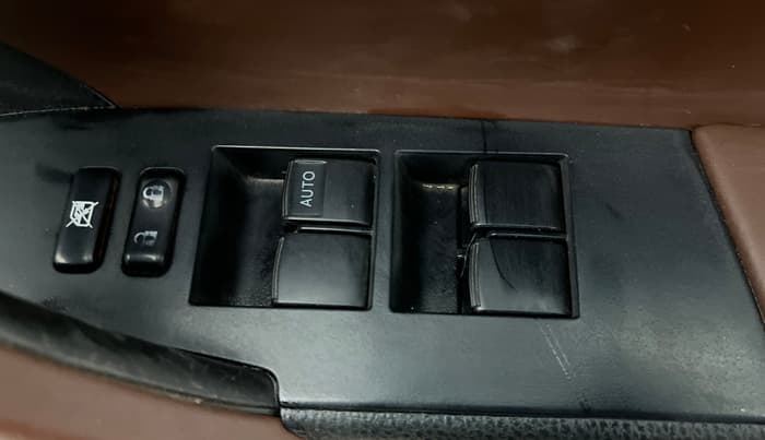 2014 Toyota Corolla Altis J PETROL, Petrol, Manual, 1,04,461 km, Driver Side Door Panels Control