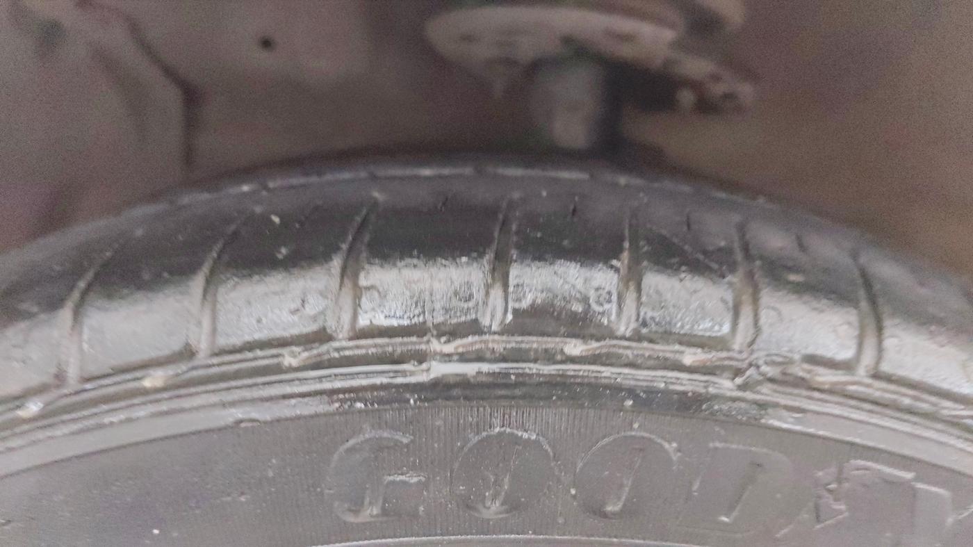 2016 Maruti Ciaz ZXI+ AT, Petrol, Automatic, 1,42,085 km, Left Front Tyre Tread
